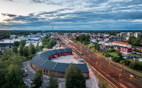 Flygbild över lokstallarna och järnvägen i Älmhults tätort.