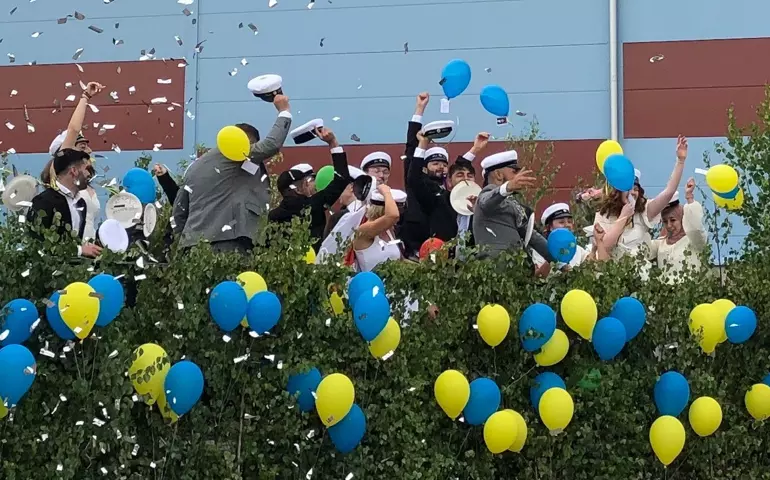 Studenter utanför Haganässkolan 2022