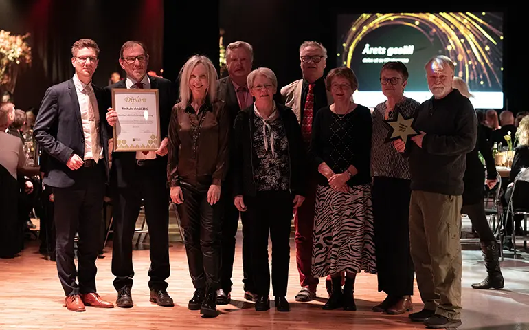 pristagarna från Älmhults hembygdsförening visar sitt diplom och pris