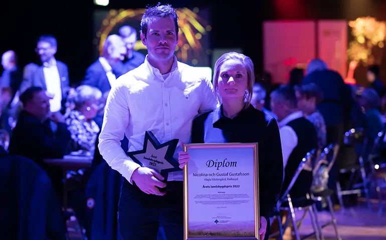 Pristagarna Nicolina och Gustaf Gustafsosn visar upp sitt diplom och pris