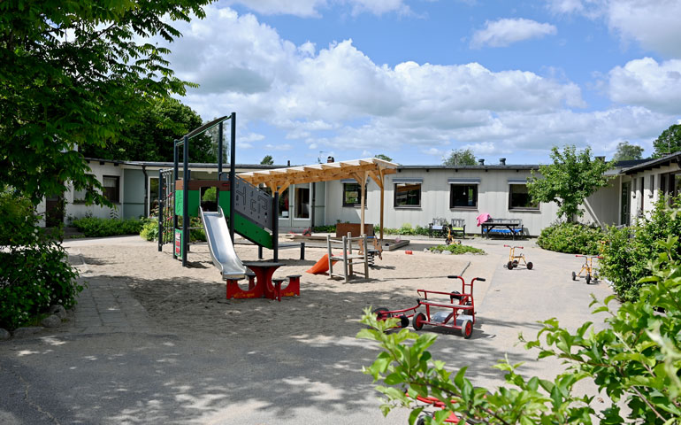Förskola byggnad och lekplats framför