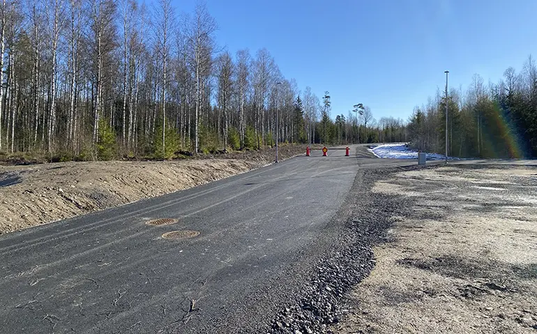 En ny asfalterad tillfartsväg som leder till ett nytt bostadsområde