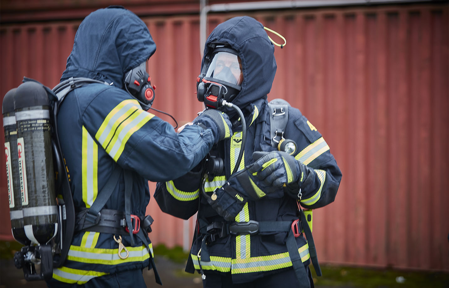 Två brandmän i rökdykarutrustning