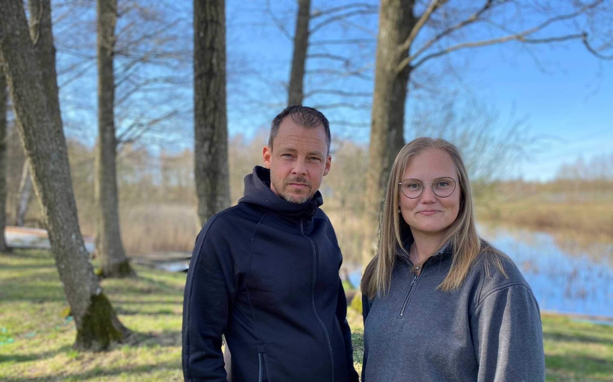 Per-Anders Bergman och Mathilda Svensson, porträtt framför sjö och trä.