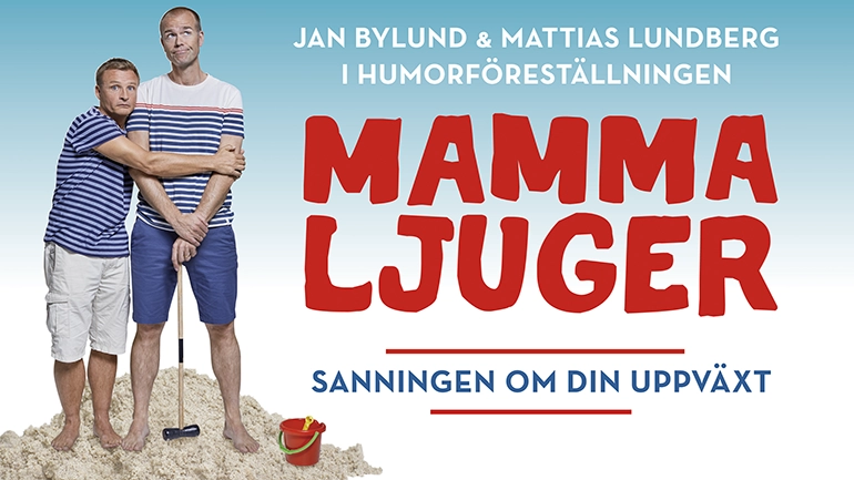 Jan Bylund och Mattias Lundberg står i en sandhög och håller om varandra