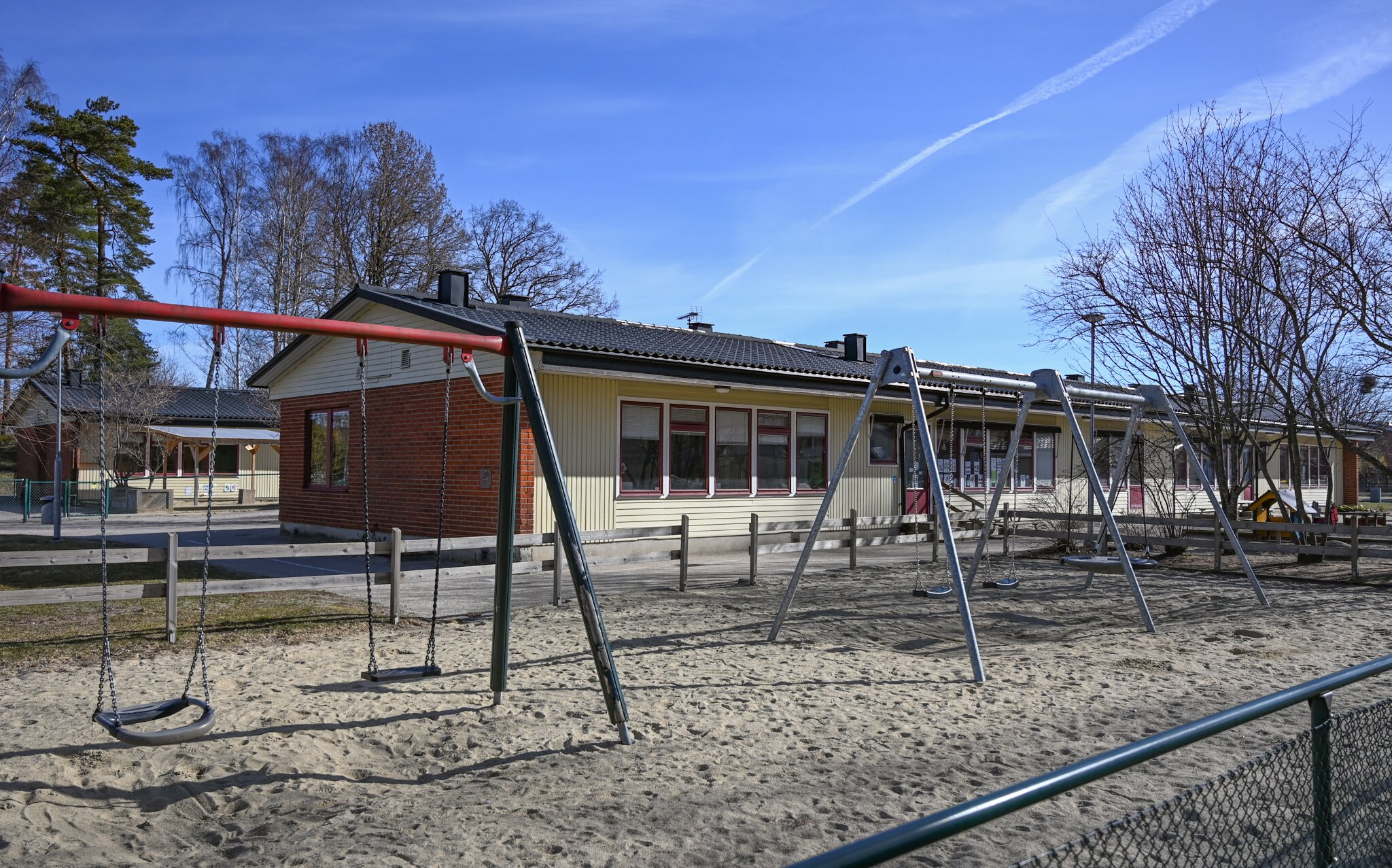 Byggnad och skolgård Haga förskola.