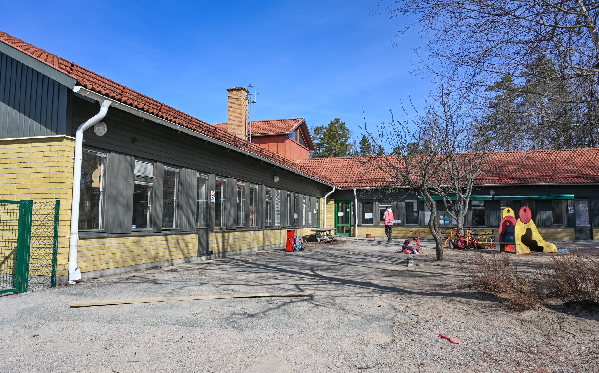 Byggnad och skolgård Liljebackens förskola