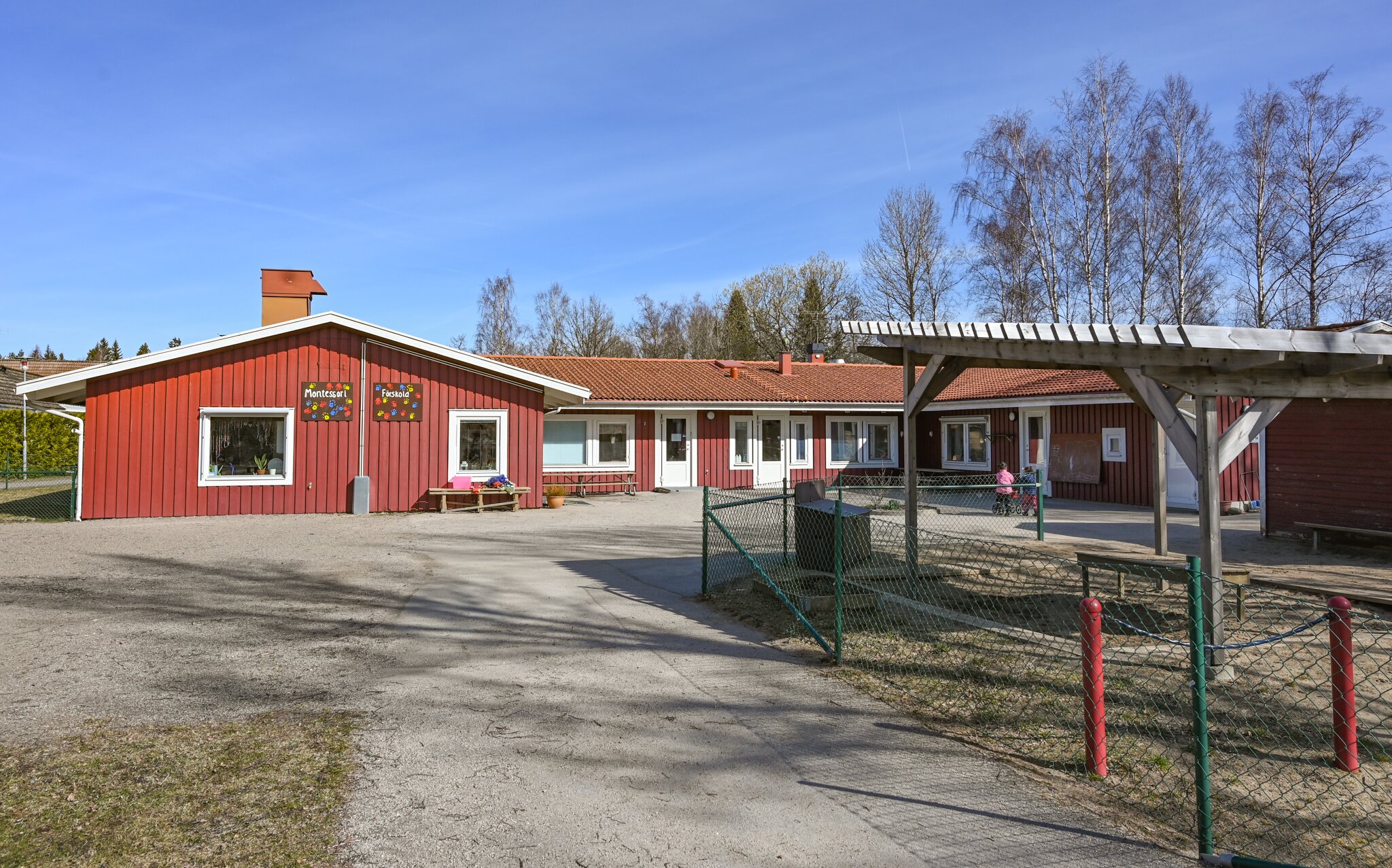 Byggnad och skolgård Montessoriförskolan
