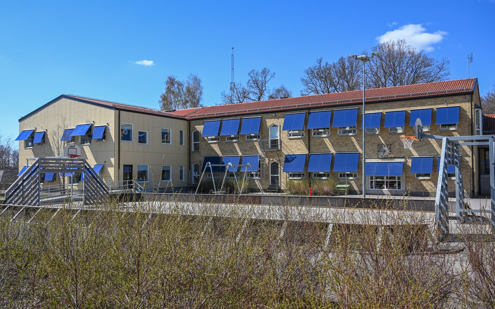 Byggnad och skolgård Diö skola