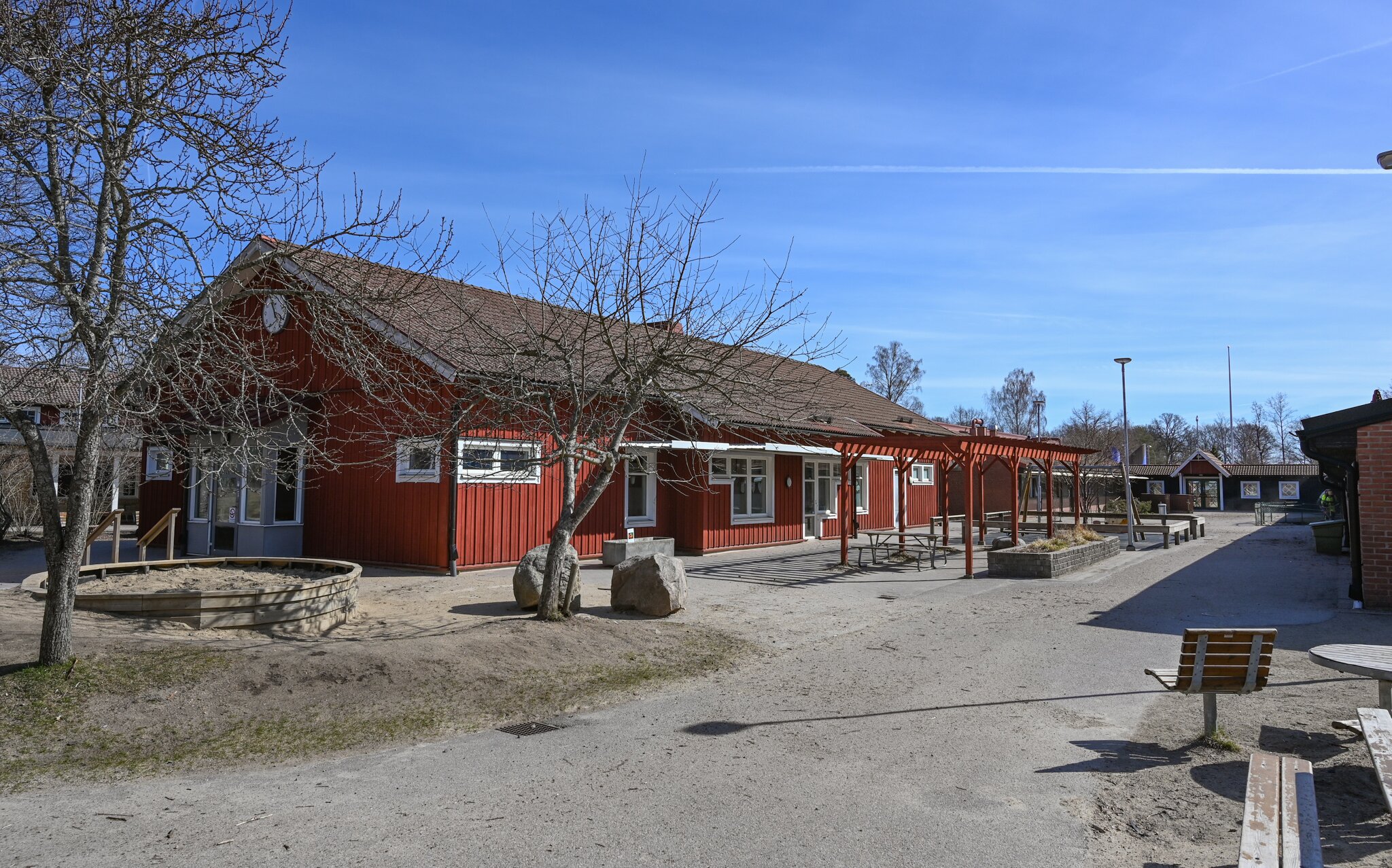 Byggnad och skolgård Klöxhultsskolan