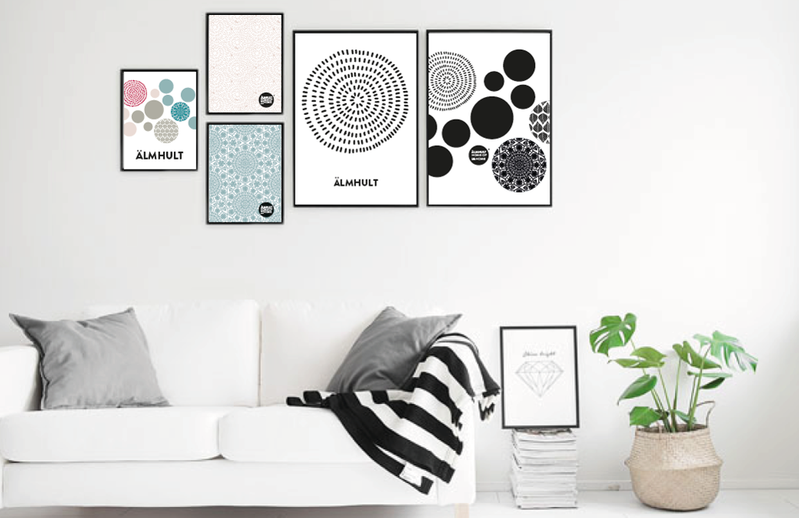Ett vardagsrum med platsvarumärkets grafiska profil, som affischer