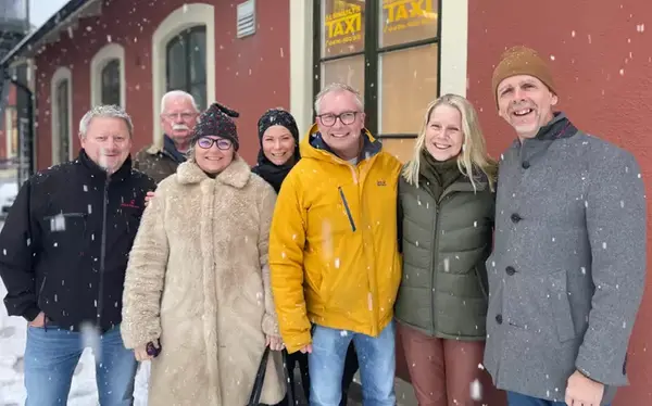 Sju personer från konstföreningen och Älmhults kommun står utanför det nya artcentret. 