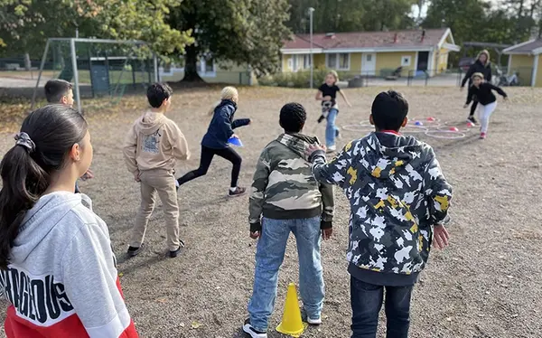 Barn idrottar på en skolgård