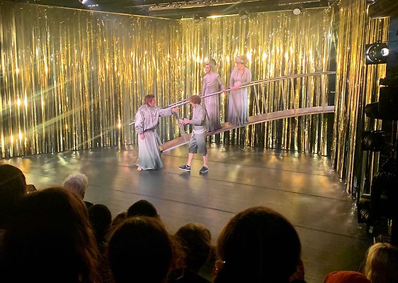 Föreställning Guldet, fyra personer stå på scen