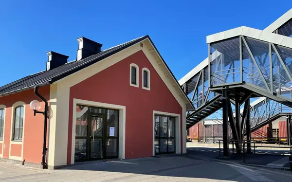 Nya byggnaden Älmhult Art center framför stationen i Älmhult