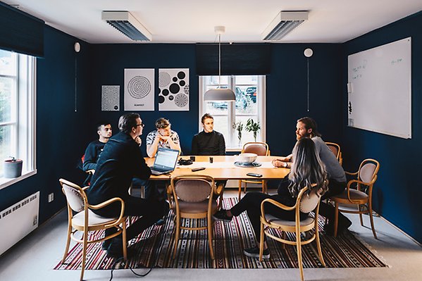 En grupp med människor sitter runt ett bord