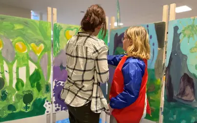 Lärare och barn målar