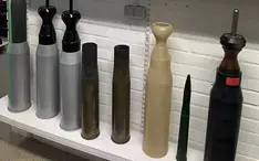 Prototyper på ammunitionsdelar i silver svart och beige från ett företag som tillverkar sådant.