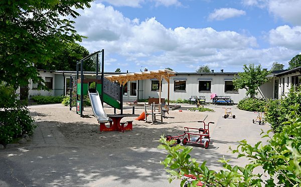 Förskola byggnad och lekplats framför
