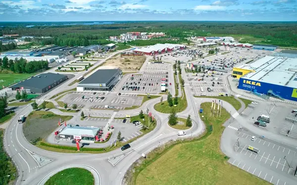 Flygbild över IKEA handelsplats. Med vägar och varuhus